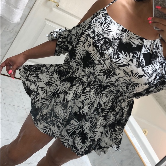 LAST 1! BLACK & WHITE TROPICAL PRINT ROMPER! - Picture 4 of 5